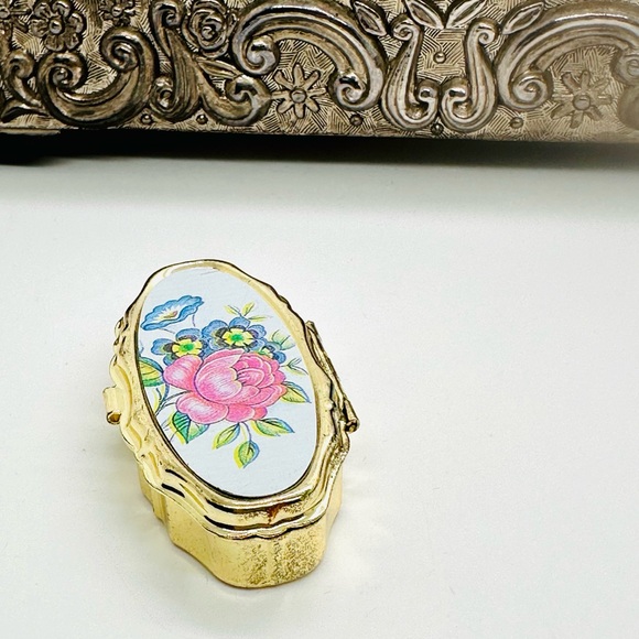 Vintage Floral Gold Metal Sewing Box With Threader - Picture 5 of 11